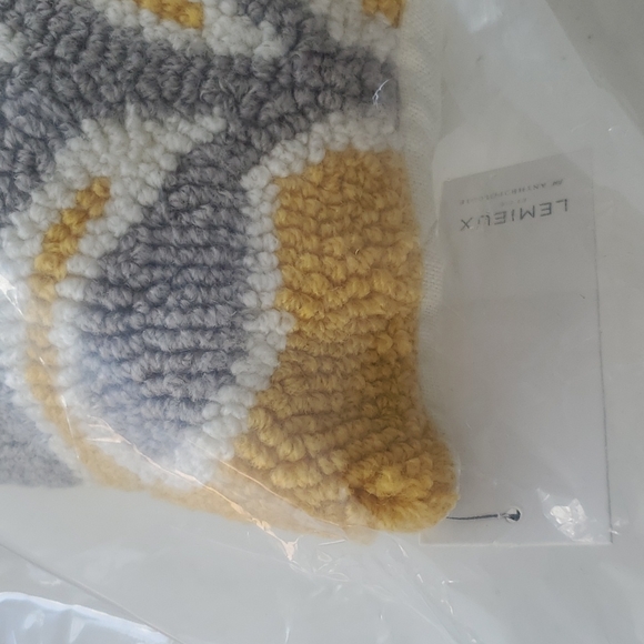 Lemieux et Cie Hooked Colombe pillow - Picture 6 of 7